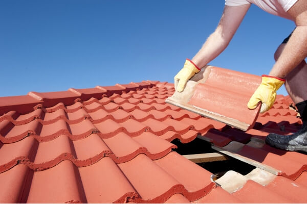 construction-worker-tile-roofing-repairs