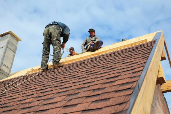 kyiv-ukraine-november-2017-roofer-laying-asphalt-shingles-roofer-safety